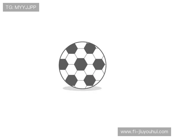 灰白色调定格绿茵瞬间展现足球赛场力量与激情之美 灰白色调定格绿茵瞬间展现足球赛场力量与激情之美