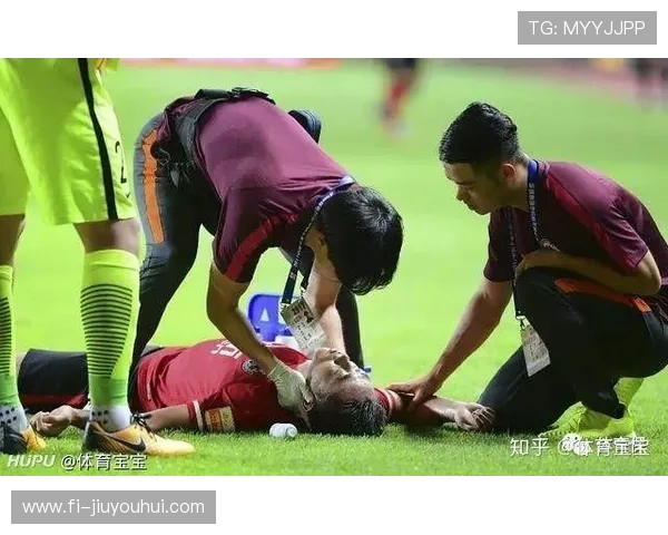 足球员头部遭踢中瞬间画面引热议 反思体育竞技中的身体接触与安全问题